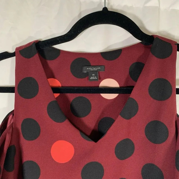 Ann Taylor Blouse Women’s XS Red Polka Dot Cold Shoulder V-neck Top - Picture 3 of 6